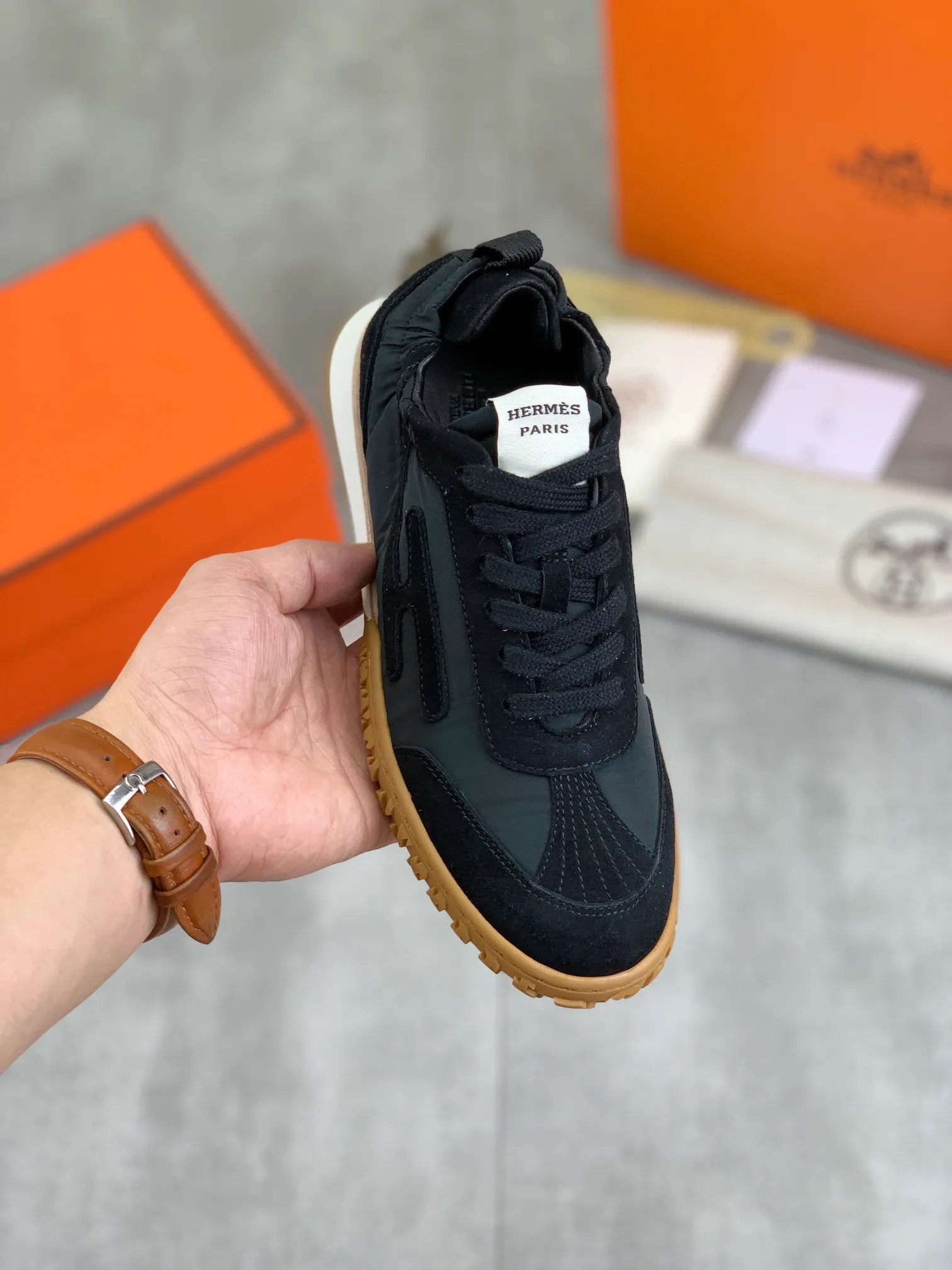 Men's men's shoes 💰P580 new top version original order Hermes Hermès couple 🧑‍🤝‍🧑 style Drift Sneaker autumn new casual sports shoes original purchase development and production H family men's classic series technical breathable fabrics with cowhide casual sports shoes casual sports dad shoes combine high-tech breathable materials and cowhide, H family exclusive button decoration on the side The outsole is full of H italic design and bright colors to show vitality and continue the brand design inspiration. Stroll around the city lightly and feel free and comfortable. Exquisite packaging at the delivery counter 🛍📦 ▪️Fabric: original customized breathable material + first layer of cowhide ▪️Inner lining: cowhide feet ▪️Outsole: molded and evacuated PU+TPU material ▪️Size: Female 34-40 (41 customized) Male 39-45 8️⃣ colors available Premium packaging